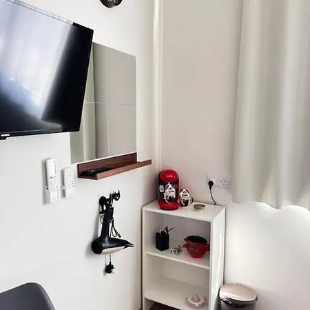 Апартаменты Smart Comfort Roomn7 With Private Bathroom In Location 250m *